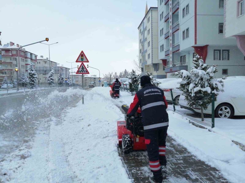 Belediye’nin karla mücadelesi devam ediyor
