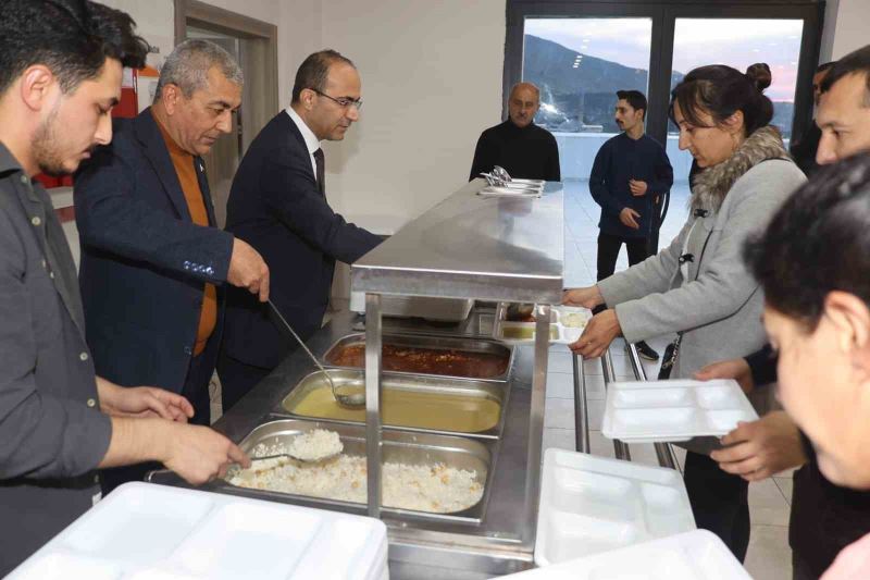 Kaymakam Tepeli ve Başkan Kaplan depremzedeler ile iftarda buluştu
