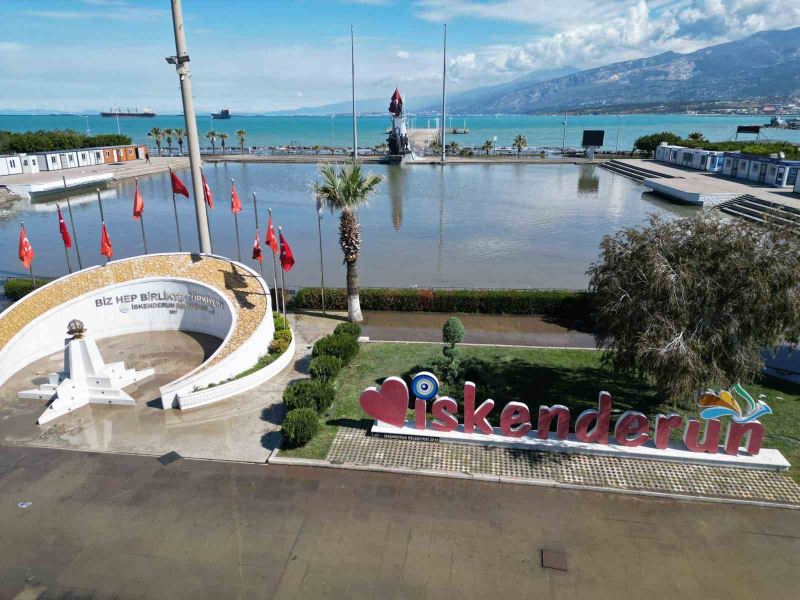 Denizin taştığı İskenderun’da son durum havadan görüntülendi
