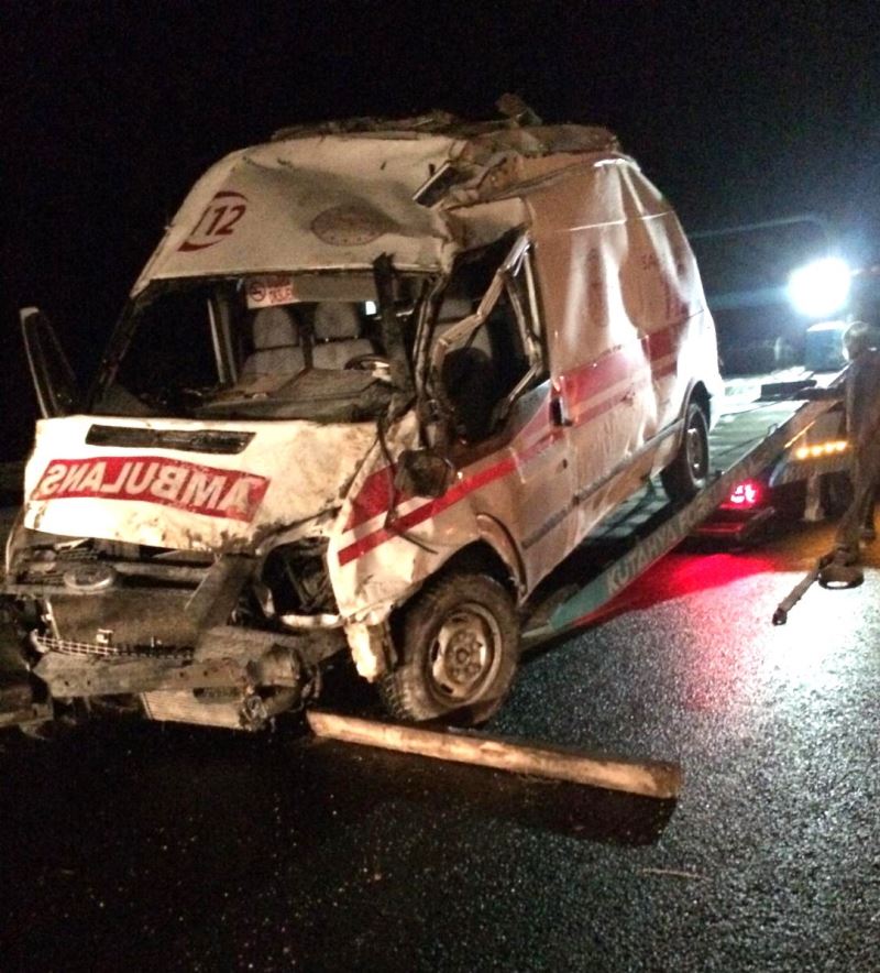 Kütahya’da ambulans devrildi: 3 yaralı
