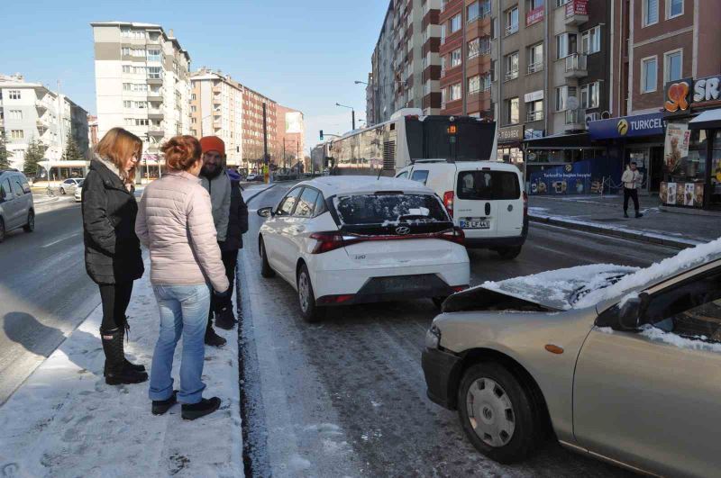 Buzlanan yollar kazaya sebep oldu
