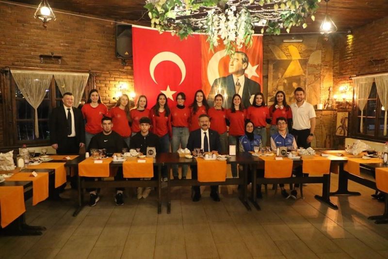 Vali Aksoy misafir sporcular ve gönüllü gençler ile iftarda buluştu
