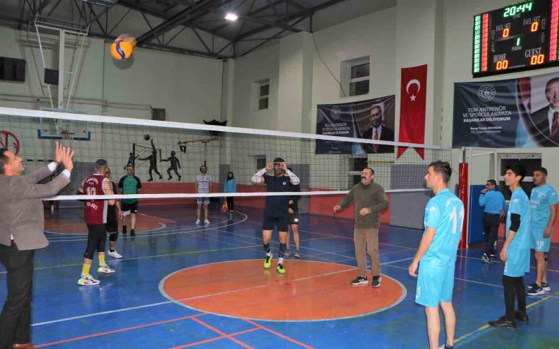 Siirt’te kurumlar arası voleybol turnuvası başladı
