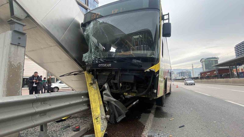 Bursa’da belediye otobüsü bariyerlere ok gibi saplandı: 1’i ağır 5 yaralı
