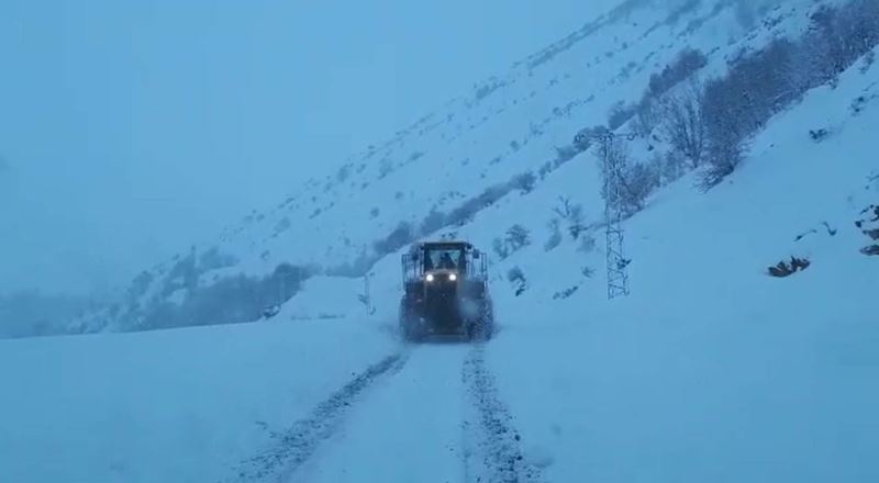 Siirt’te kar yolları kapattı, ekipler seferber oldu
