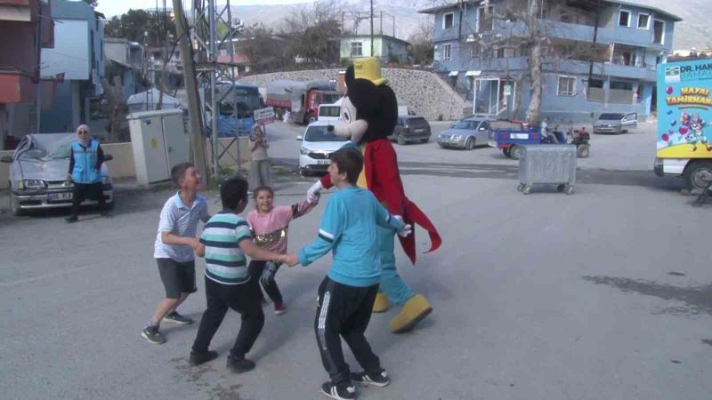 İstanbul Bahçelievler Belediyesi depremzede çocuklar için köy köy geziyor
