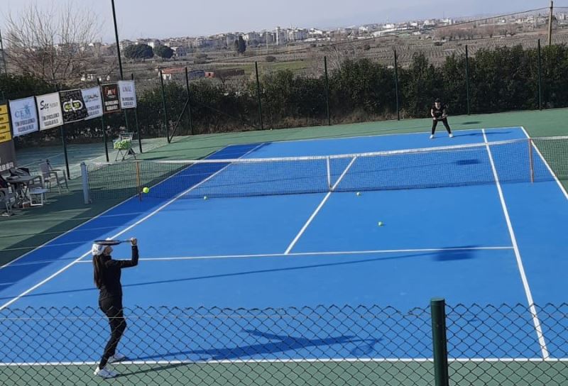 Salihli’de depremzedeler yararına tenis turnuvası düzenlendi
