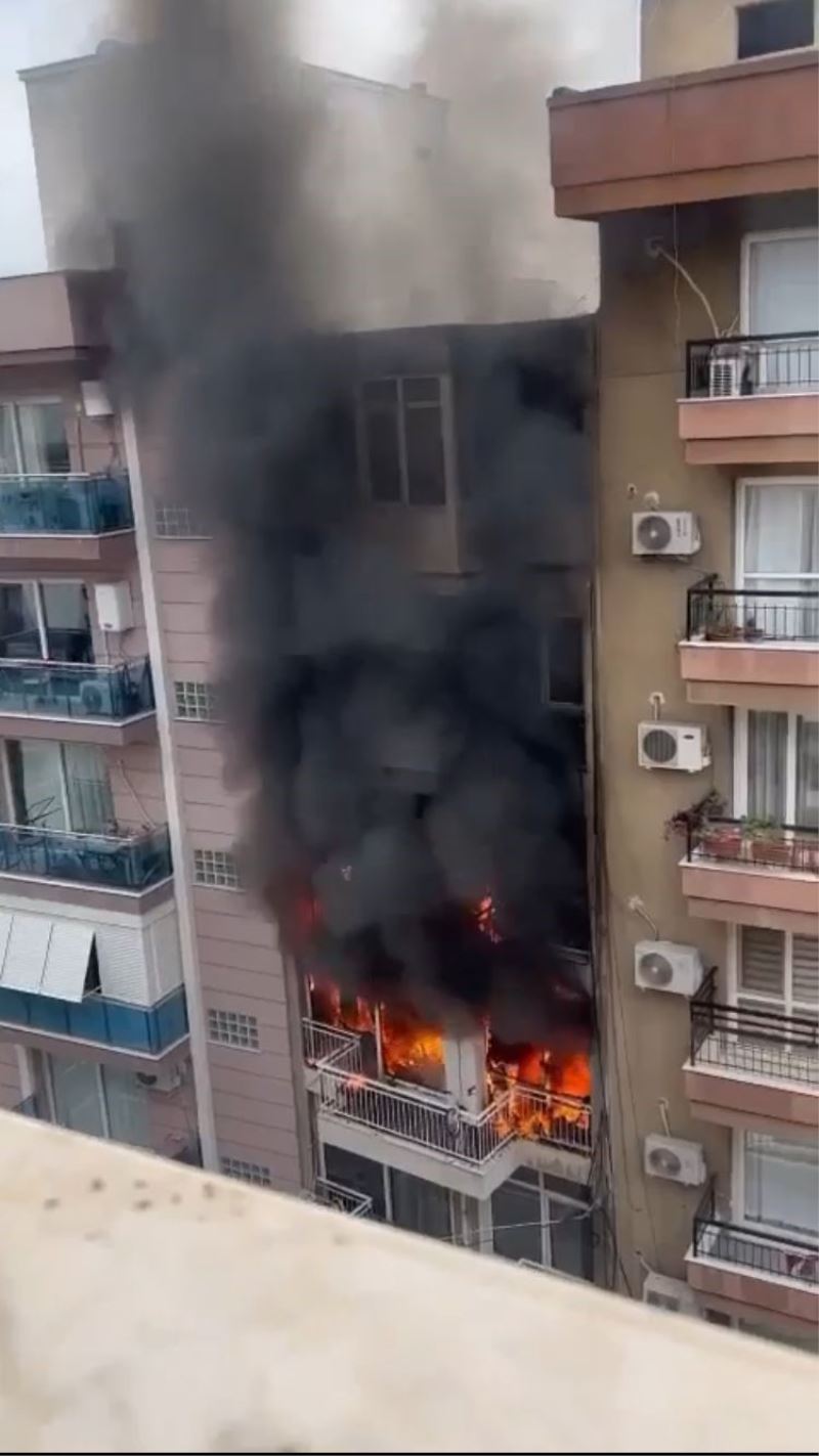 İzmir’de çıkan yangında 3 kişi dumandan etkilendi
