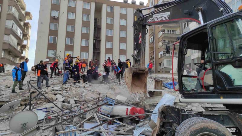 Şanlıurfa’da çöken binada arama kurtarma çalışmaları başlatıldı
