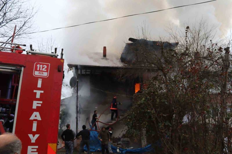 Sakarya’da 2 katlı ev alev alev yandı
