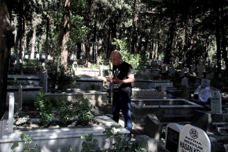 Depremin vurduğu Hatay’da mezarlıklarda zarar gördü

