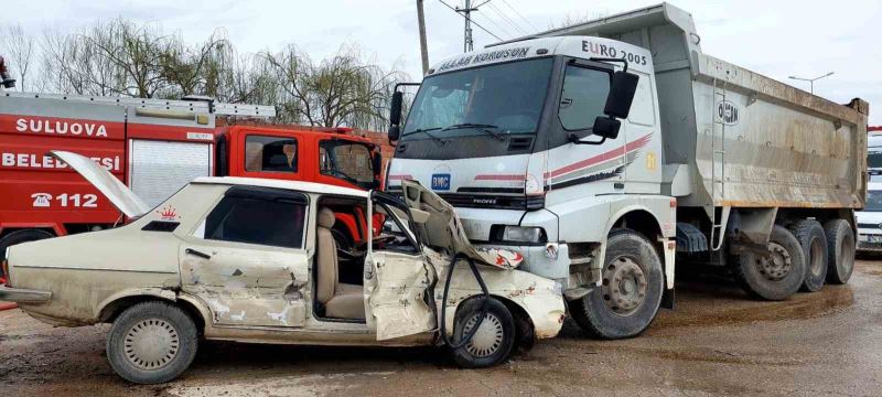 Suluova’da üç aracın karıştığı kazada 2 yaralı
