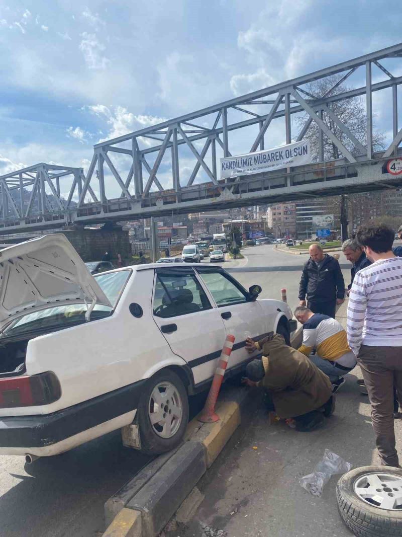 Kontrolden çıkan otomobil refüje çıktı
