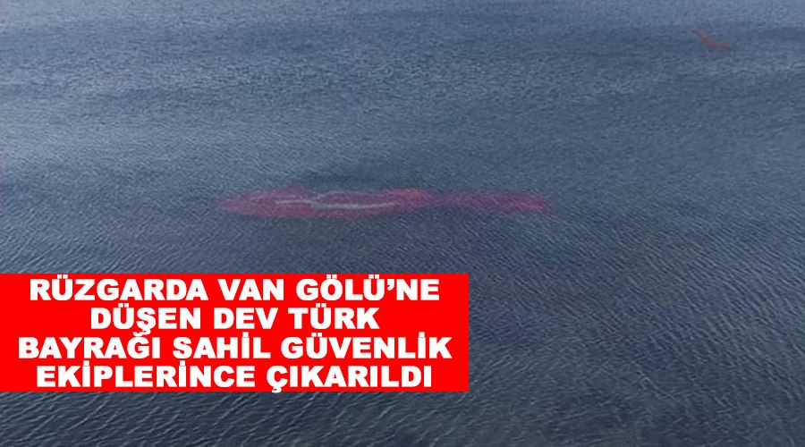Rüzgarda Van Gölü’ne düşen dev Türk bayrağı Sahil Güvenlik ekiplerince çıkarıldı