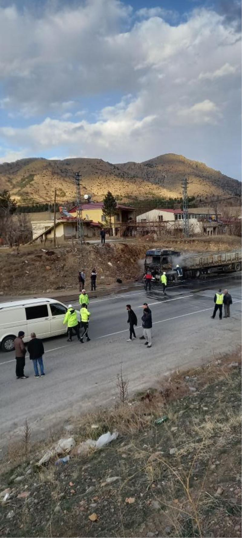 Tır alev alev yandı, sürücü kendini kurtardı
