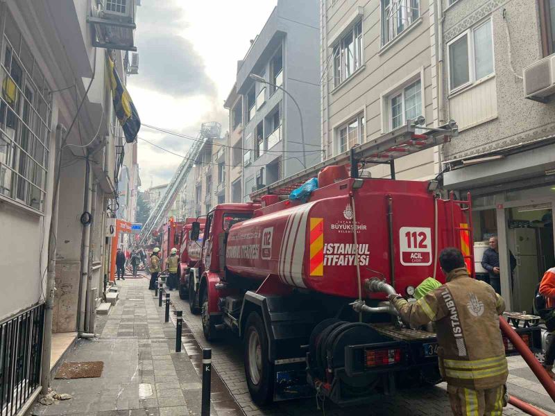 Kadıköy’de kentsel dönüşüme giren binada korkutan yangın
