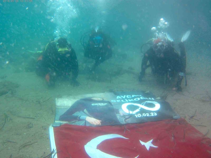 Depremde kaybettikleri arkadaşlarını Kadınlar Günü’nde su altına dalarak andılar
