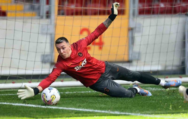 Muslera takımla birlikte çalışmalara başladı
