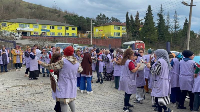 Tekstil çalışanları ‘Kadınlar Gününü’ oynayarak kutladı
