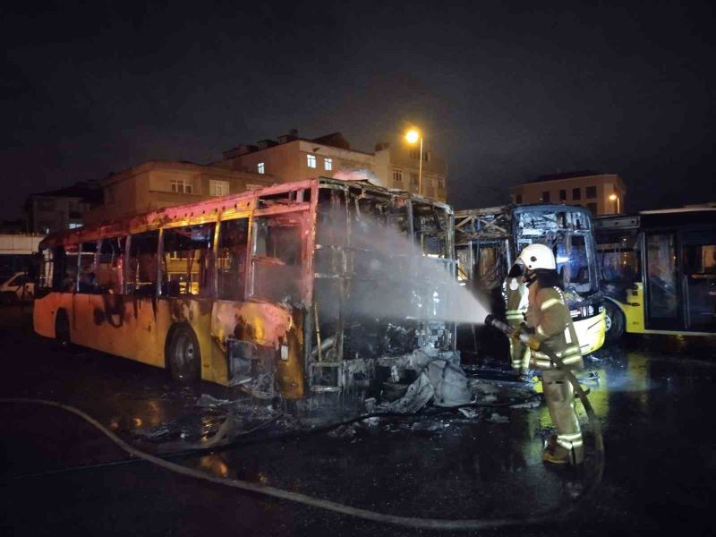 Tuzla’da 3 otobüs alev alev yandı
