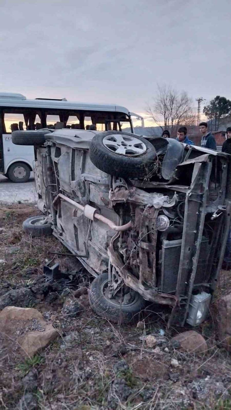 Hastaneye giderken kaza yaptılar; 1 ölü, 1 yaralı
