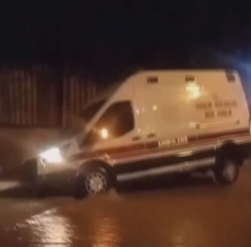 İzmir’de yağmur hayatı felç etti: Araçlar oluşan çukurlara düştü
