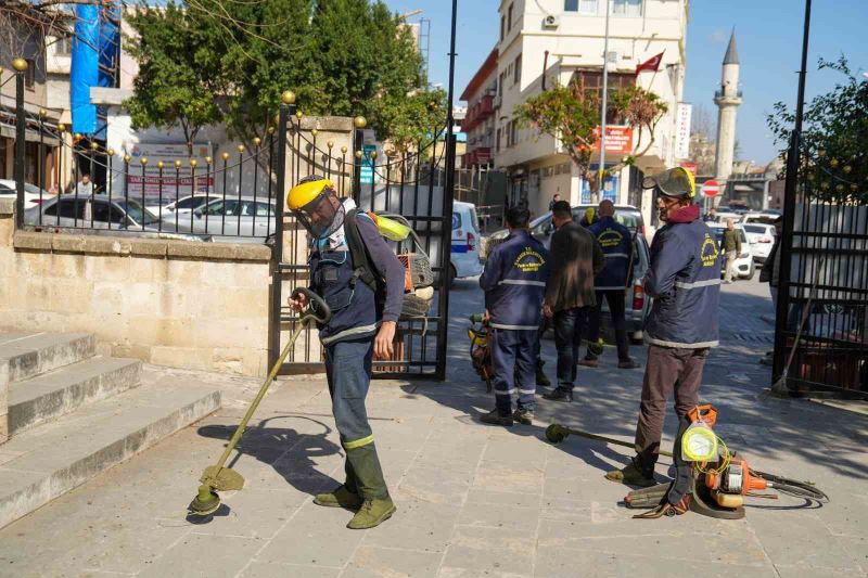 Tarsus’ta ibadethaneler temizleniyor
