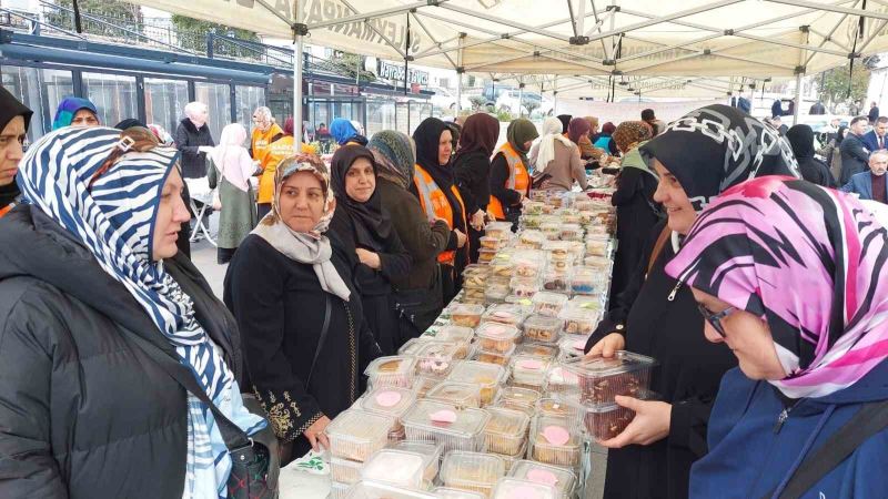 Evde pişirip depremzedeler için satıyorlar
