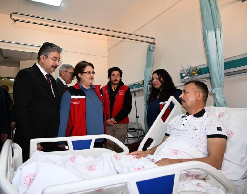 Bakan Yanık hastanede tedavisi süren depremzedeleri ziyaret etti
