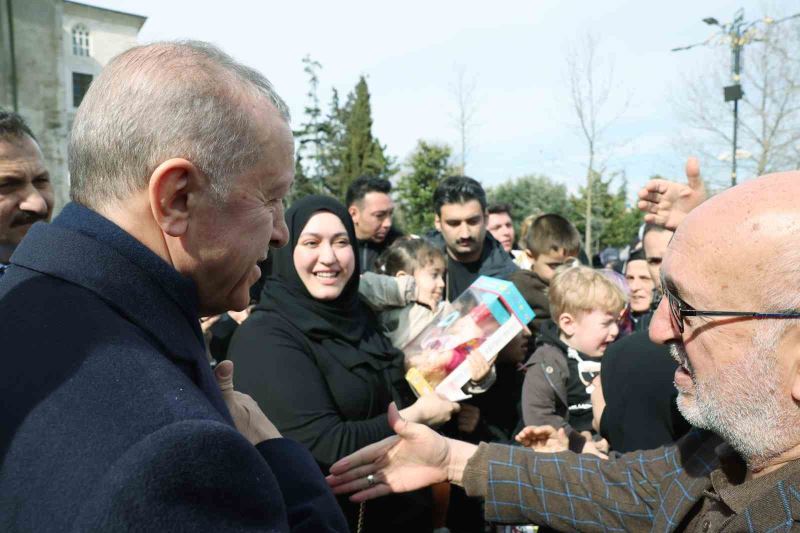 Cumhurbaşkanı Erdoğan, Fatih’te esnafı ziyaret etti
