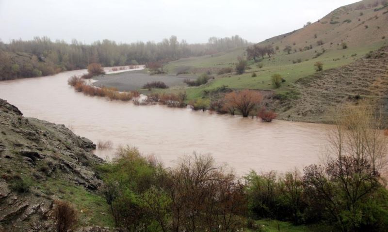 Erzincan’da yağmur nehir debilerini artırdı
