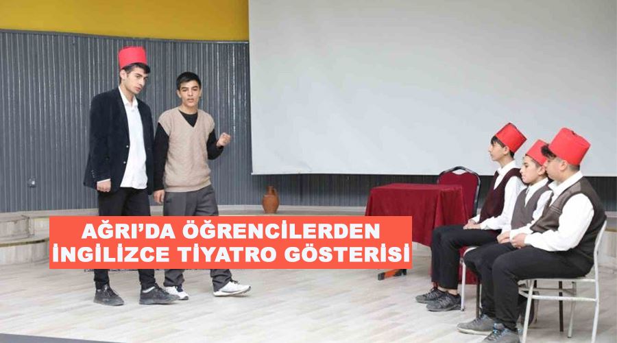 Ağrı’da öğrencilerden İngilizce tiyatro gösterisi