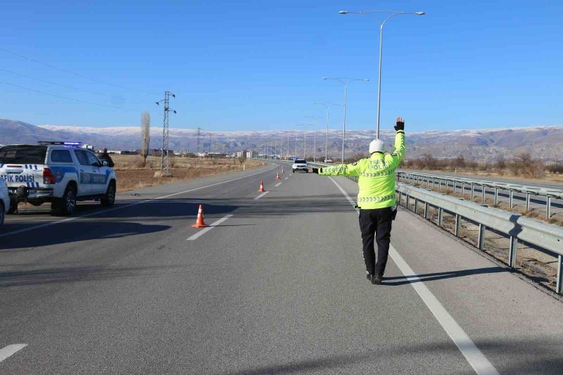 Emniyet kemerinin kullanımının önemine dikkat çekmek için yollarda ‘Bu Yolda Sana Çok Güveniyoruz’ afişleri yer alacak
