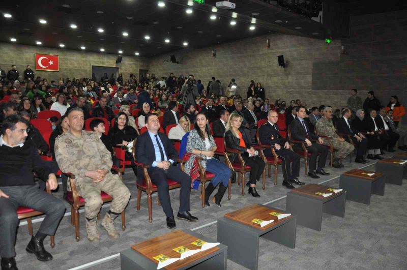 Kars’ta şiirler polisler için okundu
