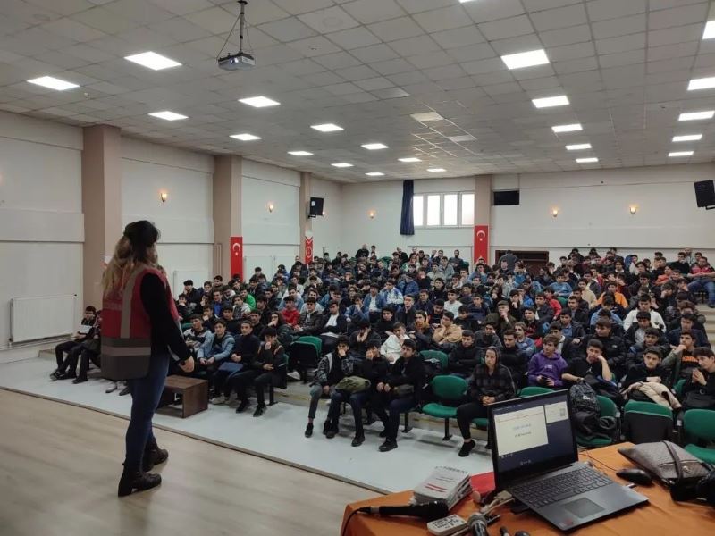 Öğrencilere polislik tanıtıldı, suçtan korunma yöntemleri anlatıldı
