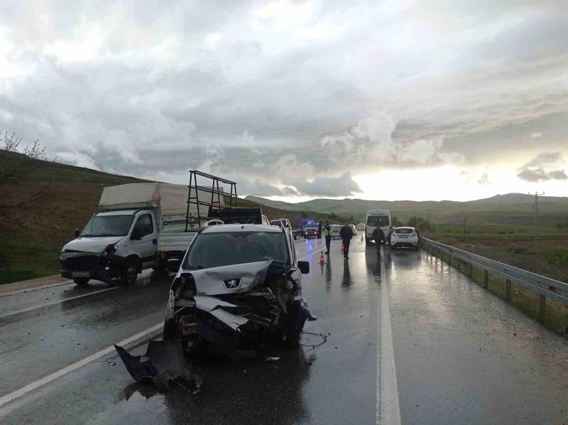 Elazığ’da zincirleme trafik kazası: 1 ölü, 4 yaralı
