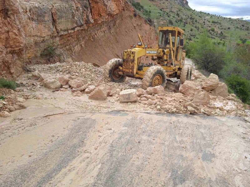 Çemişgezek’te heyelandan dolayı kapanan yol açıldı
