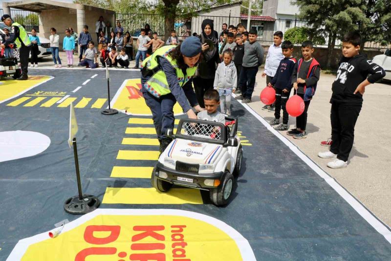 Elazığ’da jandarma ekipleri, trafik eğitimlerine devam ediyor
