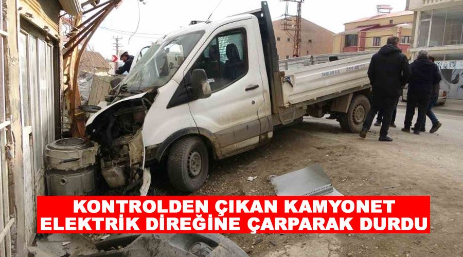 Kontrolden çıkan kamyonet elektrik direğine çarparak durdu