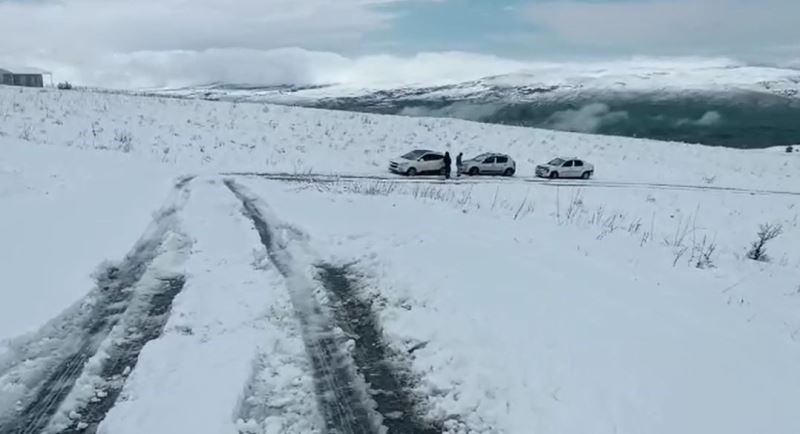 Nisan ayında bastıran kar yolu kapattı: 10 araç mahsur kaldı
