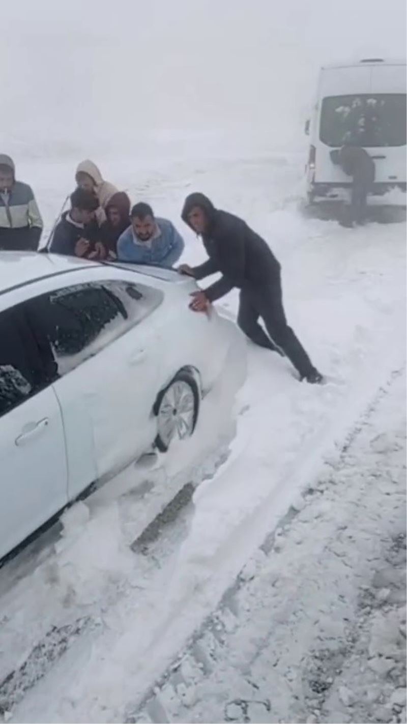 Palandöken geçidinde kar ve tipide mahsur kaldılar
