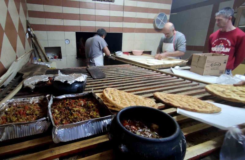 Çemişgezek’te fırıncıların yoğun Ramazan mesaisi devam ediyor
