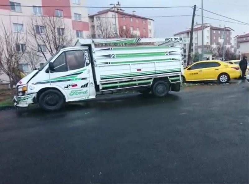 Bingöl’de ticari taksi ile kamyonet çarpıştı: 5 yaralı
