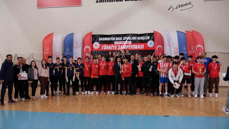 Okul Sporları Gençler Badminton Türkiye Şampiyonası Erzincan’da sona erdi
