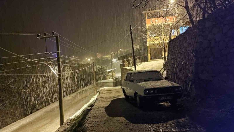 Nisan ayında, sahur vaktinde yoğun kar yağışı şaşırttı
