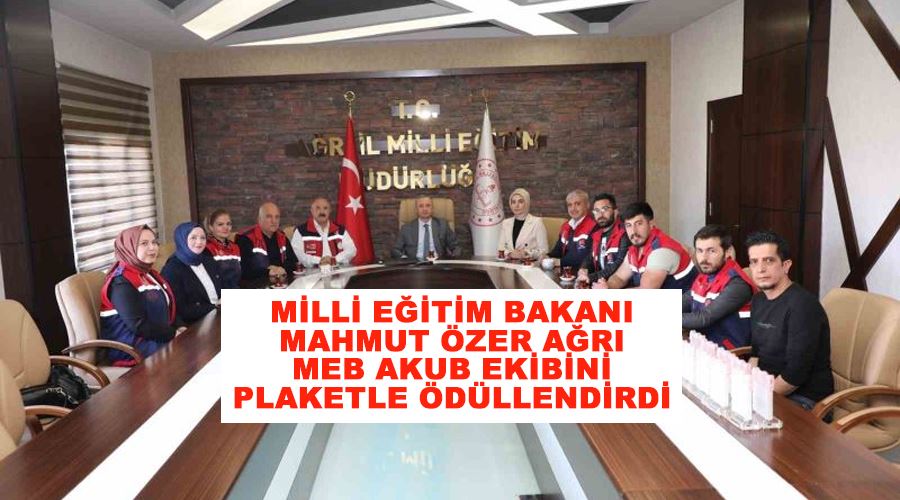 Milli Eğitim Bakanı Mahmut Özer Ağrı MEB AKUB ekibini plaketle ödüllendirdi