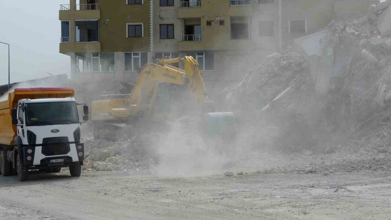 Malatya’da ağır hasarlı binaların yıkımı devam ediyor
