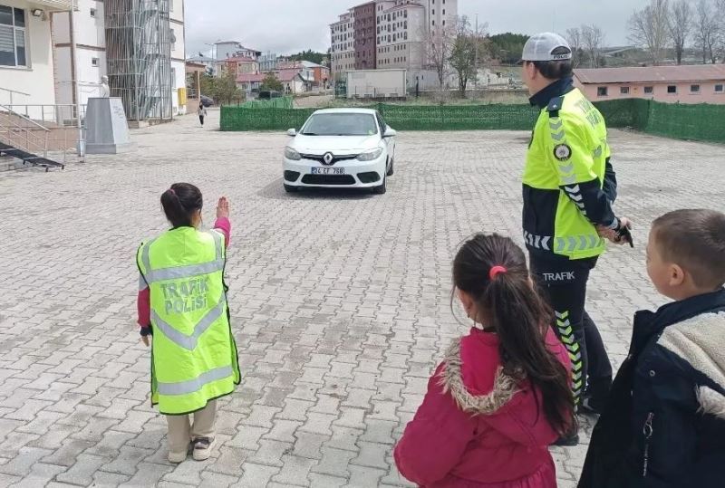 İlçelerde öğrencilere trafik güvenliği eğitimi verildi
