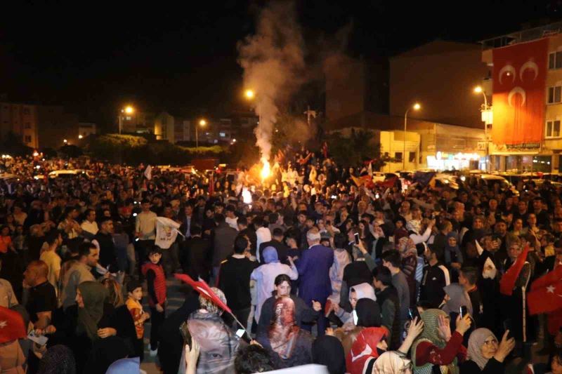 Oltu’da seçim sevincini saatlerce halay çekerek kutladılar
