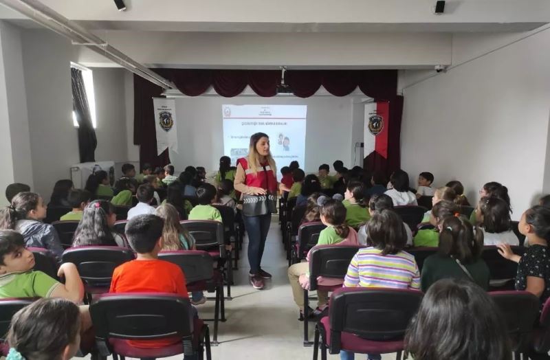 Polislik mesleğini tanıyıp suçtan korunma yöntemlerini öğreniyorlar
